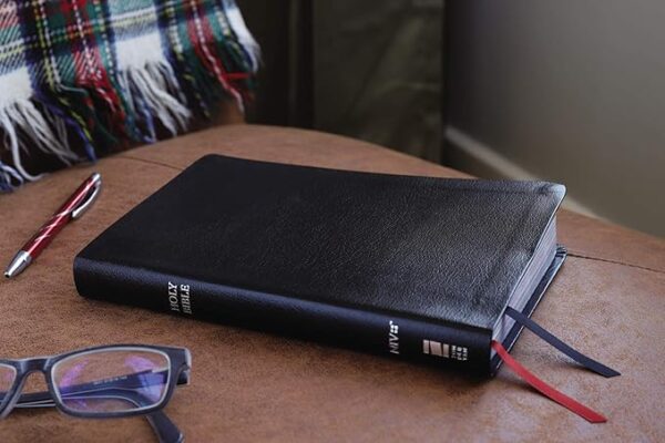 NIV, Thinline Bible, Bonded Leather, Black, Red Letter, Comfort Print - Image 2